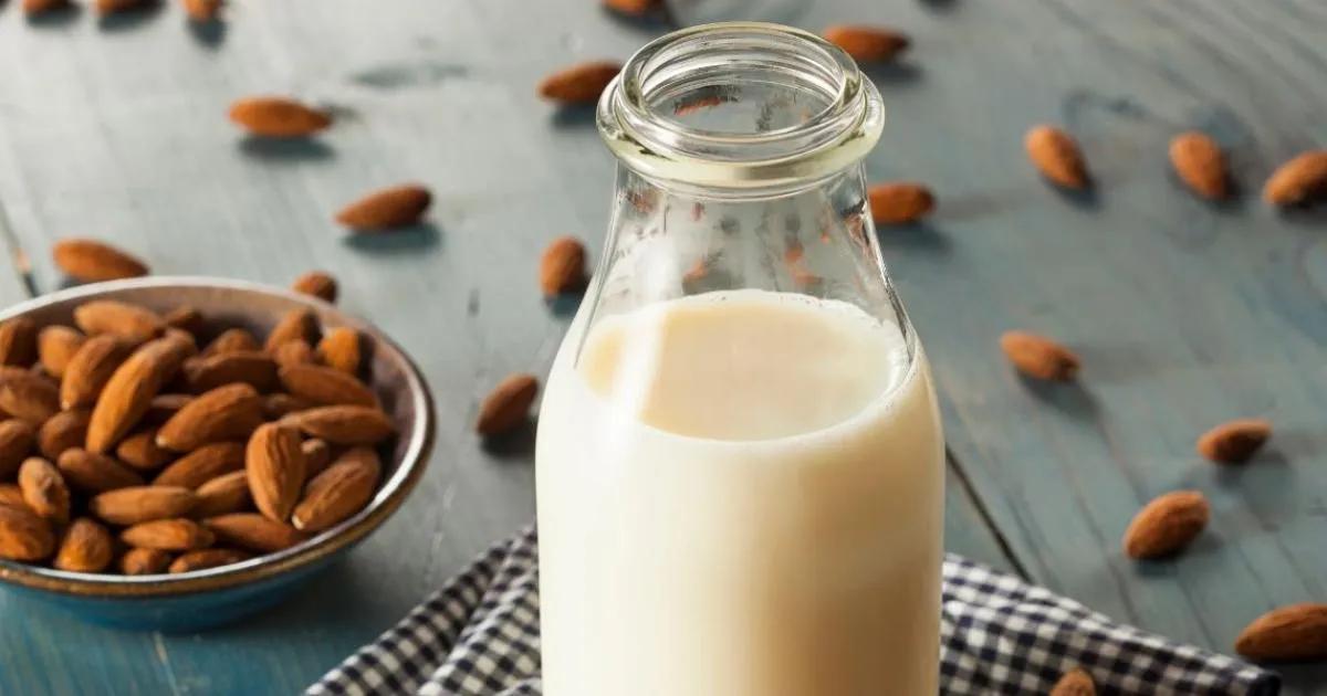 leche de almendras con cafe se corta - Cómo saber si la leche de almendras está dañada