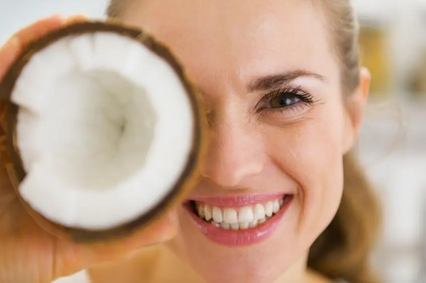 aceite de coco y café para las ojeras - Cómo usar el aceite de coco para rejuvenecer el contorno de los ojos