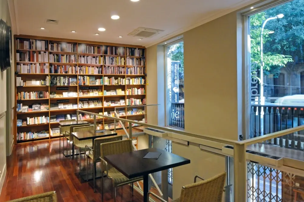 biblioteca café barcelona - Cuál es la biblioteca más grande de Barcelona