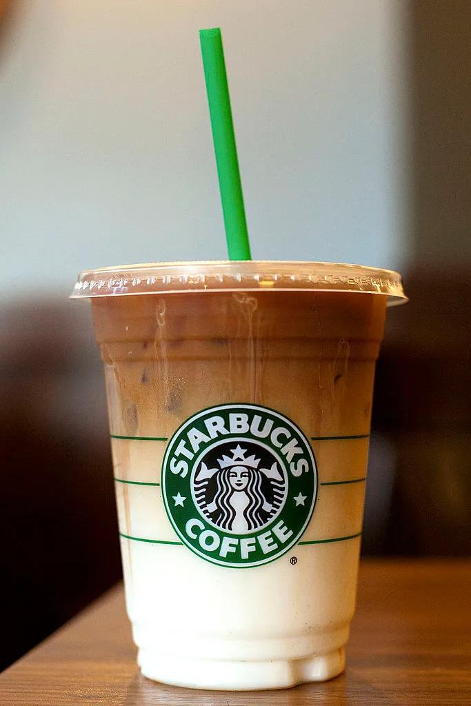 cafe de starbucks con menos calorias - Cuántas calorías tiene un latte frío