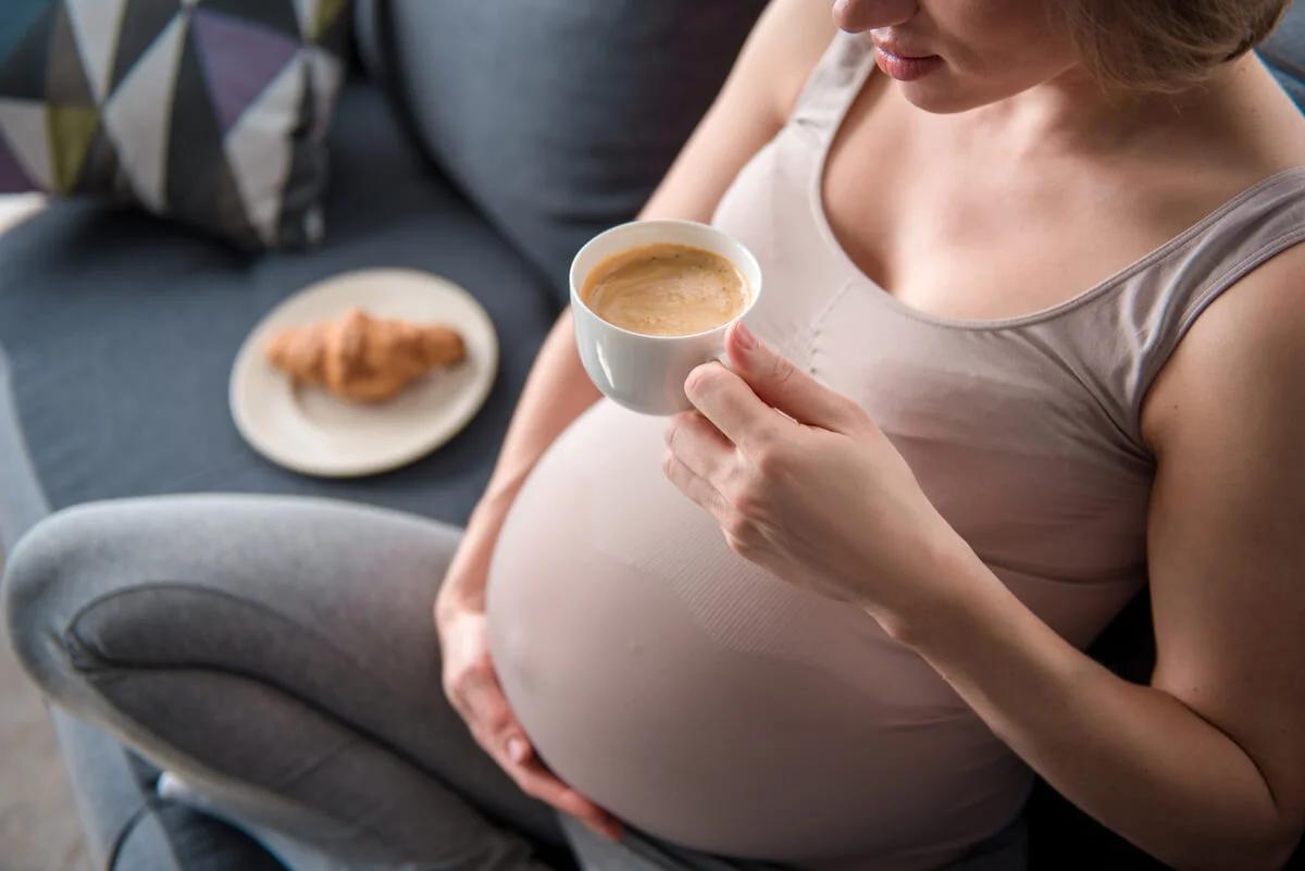 tomar cafe embarazo - Cuántas tazas de café descafeinado puede tomar una embarazada