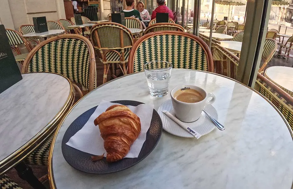 cuanto cuesta un cafe en paris - Cuánto cuesta comer en París 2023