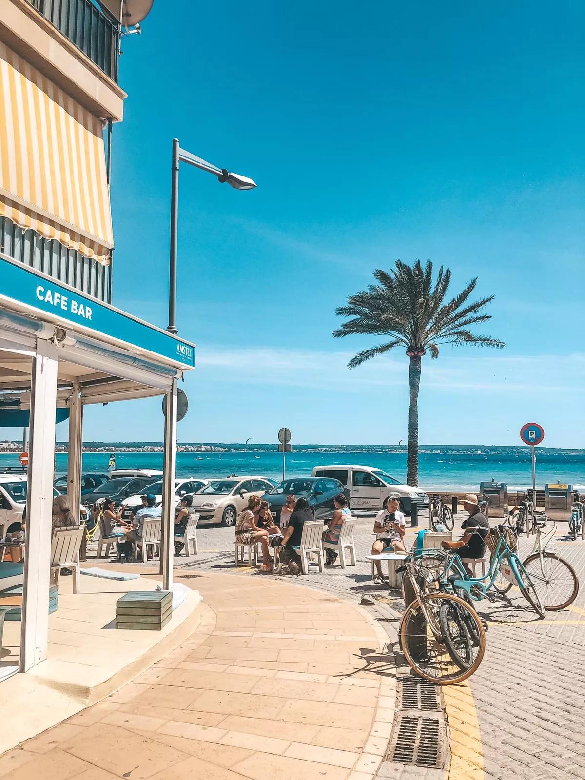 bonaona cafe can pastilla - Dónde aprender a hacer surf en Mallorca