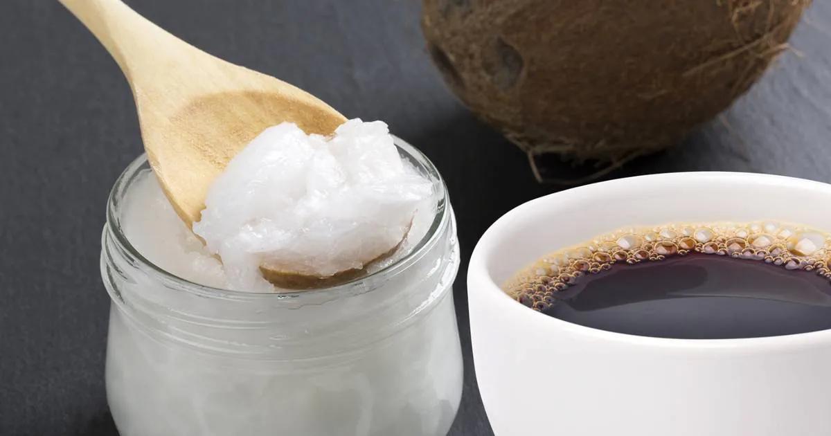 para que sirve el aceite de coco en el cafe - Qué beneficios tiene el aceite de coco en ayunas