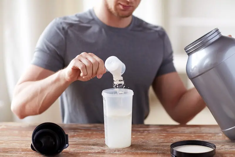 batido de proteina con cafe - Qué pasa si me tomo un batido de proteínas por la noche