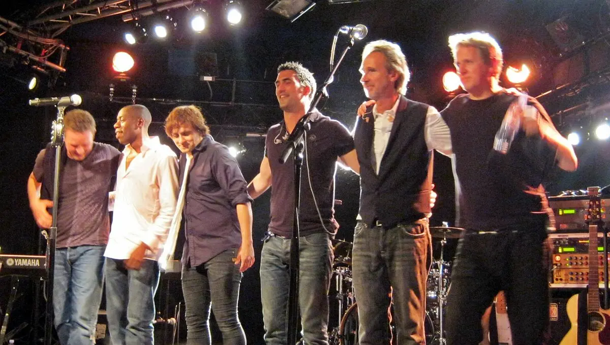 sad cafe lead singer - What happened to the lead singer of Mike and the Mechanics